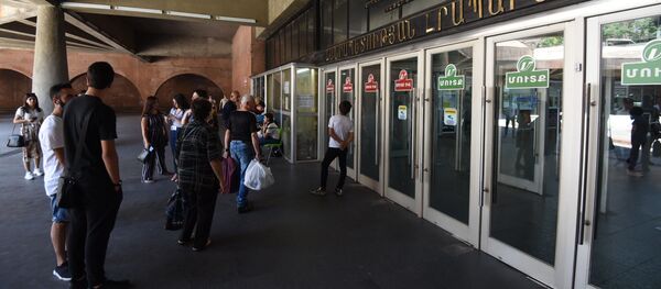 Люди перед закрытой станцией метро Площадь Республики (10 июля 2019). Еревaн - Sputnik Արմենիա