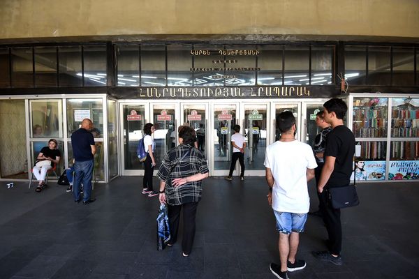 В Ереване поезда застряли в тоннелях метро – пассажиры эвакуированы В Ереване поезда застряли в тоннелях метро – пассажиры эвакуированы - Sputnik Армения