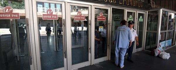 Люди перед закрытой станцией метро Площадь Республики (10 июля 2019). Еревaн Люди перед закрытой станцией метро Площадь Республики (10 июля 2019). Еревaн - Sputnik Արմենիա