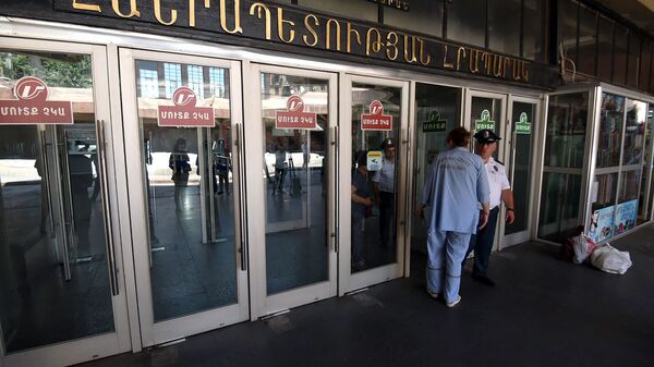 Люди перед закрытой станцией метро Площадь Республики (10 июля 2019). Еревaн - Sputnik Армения