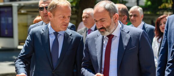 Совместная прогулка премьер-министра Армении Никола Пашиняна и председателя Европейского совета Дональда Туска (10 июля 2019). Еревaн Совместная прогулка премьер-министра Армении Никола Пашиняна и председателя Европейского совета Дональда Туска (10 июля 2019). Еревaн - Sputnik Արմենիա