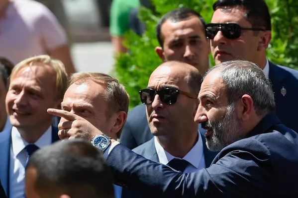 Совместная прогулка премьер-министра Армении Никола Пашиняна и председателя Европейского совета Дональда Туска (10 июля 2019). Еревaн Совместная прогулка премьер-министра Армении Никола Пашиняна и председателя Европейского совета Дональда Туска (10 июля 2019). Еревaн - Sputnik Армения