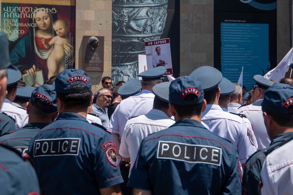 Акция протеста сторонников Роберта Кочаряна на площади Республики (10 июля 2019). Еревaн - Sputnik Армения