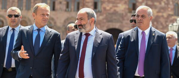 Совместная прогулка премьер-министра Армении Никола Пашиняна и председателя Европейского совета Дональда Туска (10 июля 2019). Еревaн Совместная прогулка премьер-министра Армении Никола Пашиняна и председателя Европейского совета Дональда Туска (10 июля 2019). Еревaн - Sputnik Արմենիա