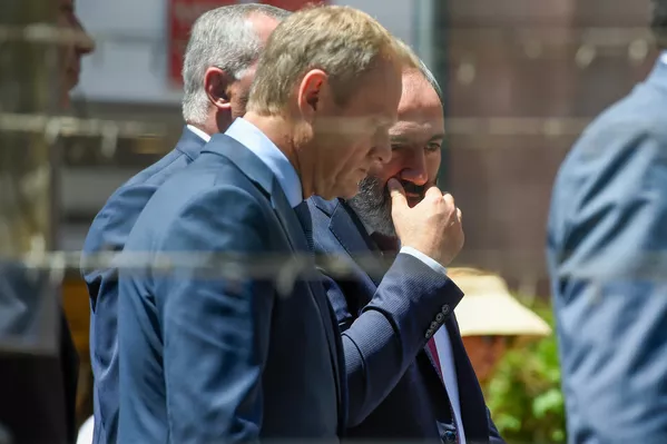 Совместная прогулка премьер-министра Армении Никола Пашиняна и председателя Европейского совета Дональда Туска (10 июля 2019). Еревaн Совместная прогулка премьер-министра Армении Никола Пашиняна и председателя Европейского совета Дональда Туска (10 июля 2019). Еревaн - Sputnik Армения