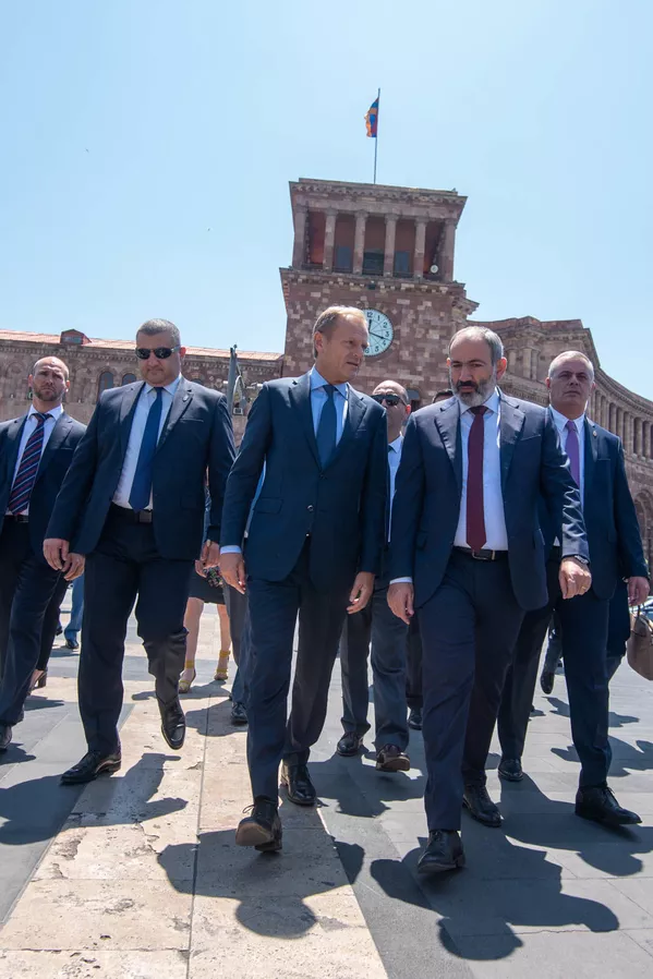Совместная прогулка премьер-министра Армении Никола Пашиняна и председателя Европейского совета Дональда Туска (10 июля 2019). Еревaн Совместная прогулка премьер-министра Армении Никола Пашиняна и председателя Европейского совета Дональда Туска (10 июля 2019). Еревaн - Sputnik Армения