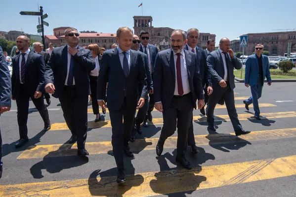 Совместная прогулка премьер-министра Армении Никола Пашиняна и председателя Европейского совета Дональда Туска (10 июля 2019). Еревaн Совместная прогулка премьер-министра Армении Никола Пашиняна и председателя Европейского совета Дональда Туска (10 июля 2019). Еревaн - Sputnik Армения