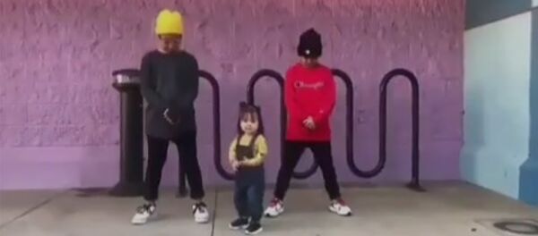 Забавная малышка танцует под заводную музыку - Sputnik Արմենիա