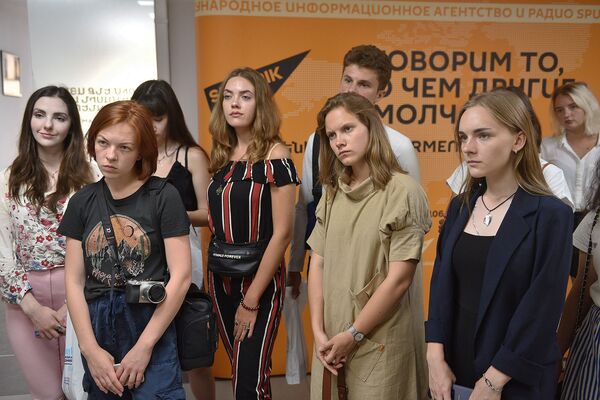 Три важных совета: студентам МГУ рассказали в Ереване, почему с прессой не хотят общаться Три важных совета: студентам МГУ рассказали в Ереване, почему с прессой не хотят общаться - Sputnik Армения