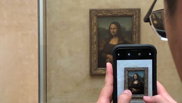 Посетитель Лувра фотографирует картину Леонардо да Винчи Мона Лиза - Sputnik Армения