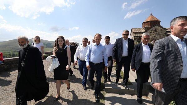 Председатель Европейского совета Дональд Туск посетил монастырь Севанаванк в Армении - Sputnik Армения
