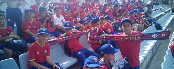 Болельщики ФК Пюник на трибуне перед началом квалификационного матча Лиги Европы между командами Пюник (Ереван) - Шкупи (Македония) (11 июля 2019). Гюмри - Sputnik Армения