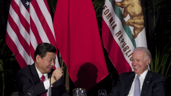 Глава Китая Си Цзиньпин ест шоколад на встрече с вице-президентом США Джо Байденом - Sputnik Армения