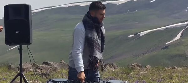 Dj Ocean-ն առաջին անգամ նվագեց Արագածի 3200 մ բարձրության վրա` սահմանելով ռեկորդ - Sputnik Արմենիա