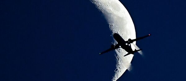 Самолет Boeing 737 на фоне растущей Луны. - Sputnik Армения