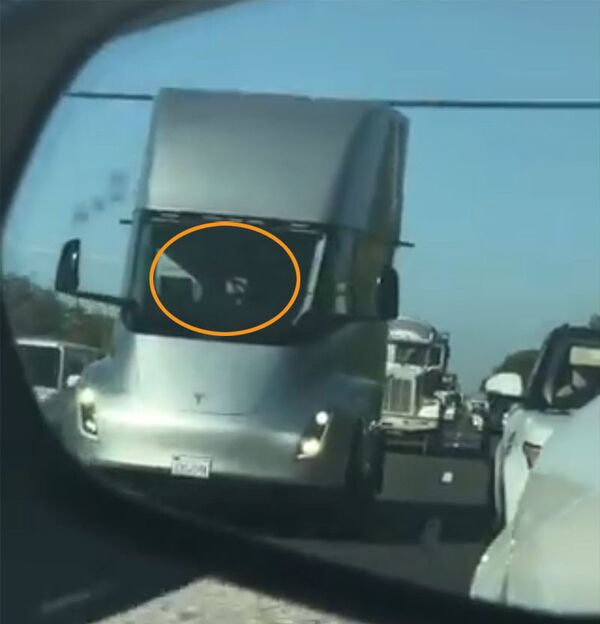 Грузовик Tesla Semi, управляемый без водителя, ездит по улицам - видео - Sputnik Армения