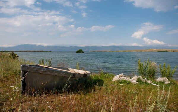 Озеро Севан, побережье у села Чкаловка, Гегаркуник - Sputnik Армения