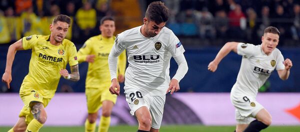 Испанский полузащитник Валенсии Ферран Торрес с мячом во время четвертьфинального матча Лиги Европы по футболу между командами Вильярреал - Валенсия (11 апреля 2019). Вила-Реал Испанский полузащитник Валенсии Ферран Торрес с мячом во время четвертьфинального матча Лиги Европы по футболу между командами Вильярреал - Валенсия (11 апреля 2019). Вила-Реал - Sputnik Արմենիա