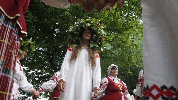 Жители деревни водят хоровод во время народного праздника. - Sputnik Армения