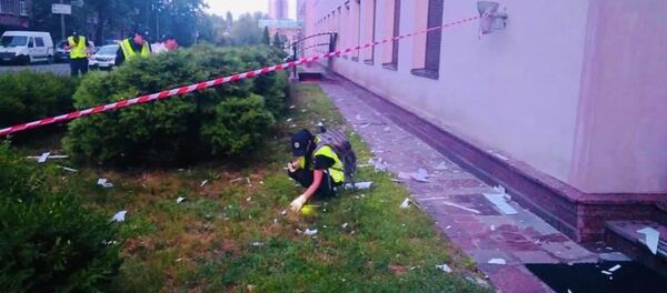 Сотрудники полиции Киева у здания телеканала 112 Украина, которое было обстреляно из гранатомета. 13 июля 2019 Сотрудники полиции Киева у здания телеканала 112 Украина, которое было обстреляно из гранатомета. 13 июля 2019 - Sputnik Армения