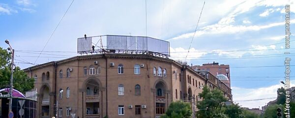 Демонтаж рекламы размещённой на зданиях, представляющих историко-культурную и архитектурную ценность Демонтаж рекламы размещённой на зданиях, представляющих историко-культурную и архитектурную ценность - Sputnik Արմենիա