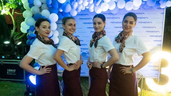 Бортпроводницы авиакомпании Armenia на трехлетии авиакомпании - Sputnik Արմենիա