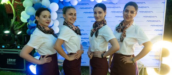 Бортпроводницы авиакомпании Armenia на трехлетии авиакомпании - Sputnik Армения