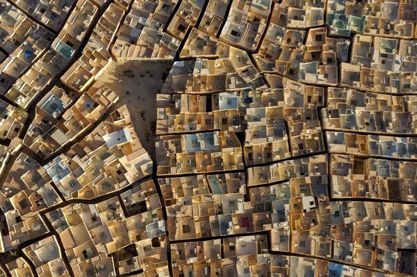«Քաղաք» անվանակարգում հաղթել է Ջորջ Ստեյնմեցի (George Steinmetz) լուսանկարը, որում պատկերված է Ալժիրի Բենի-Իսուեն քաղաք-ամրոցը։  - Sputnik Արմենիա