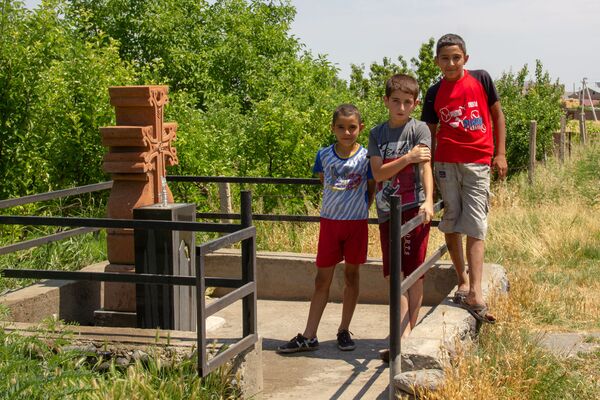 Мы — настоящие армяне: о чем мечтает маленький сельский эстет, пока папа на заработках Мы — настоящие армяне: о чем мечтает маленький сельский эстет, пока папа на заработках - Sputnik Армения