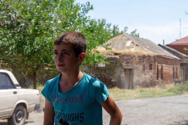 Мы — настоящие армяне: о чем мечтает маленький сельский эстет, пока папа на заработках Мы — настоящие армяне: о чем мечтает маленький сельский эстет, пока папа на заработках - Sputnik Армения