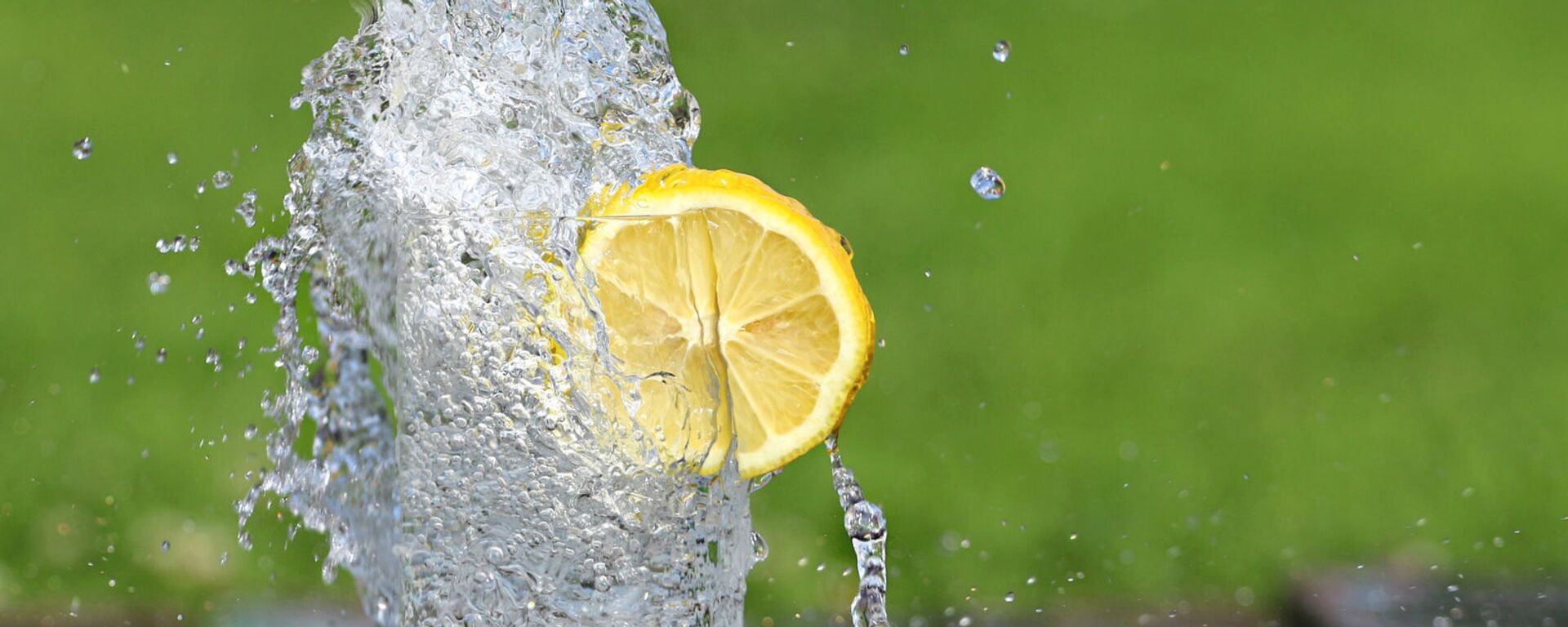 Холодная вода в бокале с долькой лимона - Sputnik Армения, 1920, 04.12.2021