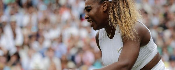 Серена Уильямс разочарована после потери очка во время финального матча против Симоны Халеп из Румынии на Уимблдонском турнире-2019  - Sputnik Армения