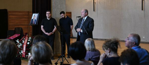 Президент РА Армен Саркисян принял участие в церемонии прощания Армана Киракосяна - Sputnik Արմենիա