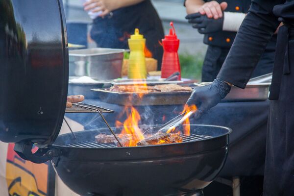Туристы получили гастро-шок в Ереване Туристы получили гастро-шок в Ереване - Sputnik Армения