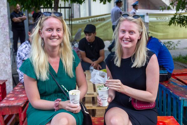 Երևանի կենտրոնում սպասում են ուտող-խմողներին և «ո՛չ» ասում պլաստիկին. լուսանկարներ Երևանի կենտրոնում սպասում են ուտող-խմողներին և «ո՛չ» ասում պլաստիկին. լուսանկարներ - Sputnik Արմենիա