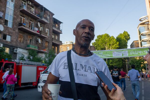 Երևանի կենտրոնում սպասում են ուտող-խմողներին և «ո՛չ» ասում պլաստիկին. լուսանկարներ Երևանի կենտրոնում սպասում են ուտող-խմողներին և «ո՛չ» ասում պլաստիկին. լուսանկարներ - Sputnik Արմենիա