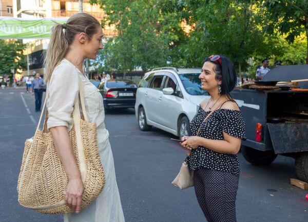 Երևանի կենտրոնում սպասում են ուտող-խմողներին և «ո՛չ» ասում պլաստիկին. լուսանկարներ Երևանի կենտրոնում սպասում են ուտող-խմողներին և «ո՛չ» ասում պլաստիկին. լուսանկարներ - Sputnik Արմենիա