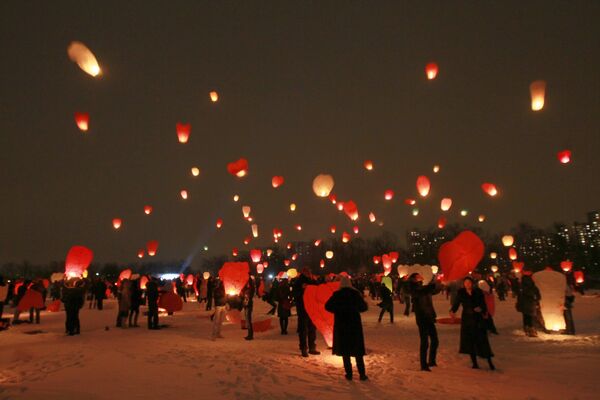 Սուրբ Վալենտինի օրը Ռուսաստանում: Մոսկվայի երկինքը բազմաթիվ լապտերներով լուսավորվեց Սուրբ Վալենտինի օրը: - Sputnik Արմենիա