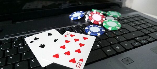 Ноутбук с покерными картами и покерными фишками Ноутбук с покерными картами и покерными фишками - Sputnik Արմենիա