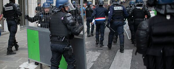 Сотрудники полиции преследуют демонстрантов после парада в День взятия Бастилии (14 июля 2019). Париж Сотрудники полиции преследуют демонстрантов после парада в День взятия Бастилии (14 июля 2019). Париж - Sputnik Արմենիա