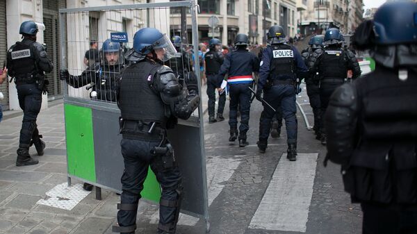 Сотрудники полиции преследуют демонстрантов после парада в День взятия Бастилии (14 июля 2019). Париж - Sputnik Армения