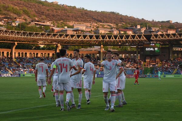 ЧЕ U19: сборная Армении по футболу проиграла в Ереване испанцам с разгромным счетом ЧЕ U19: сборная Армении по футболу проиграла в Ереване испанцам с разгромным счетом - Sputnik Армения