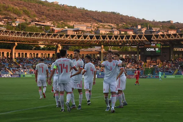 ЧЕ U19: сборная Армении по футболу проиграла в Ереване испанцам с разгромным счетом ЧЕ U19: сборная Армении по футболу проиграла в Ереване испанцам с разгромным счетом - Sputnik Армения