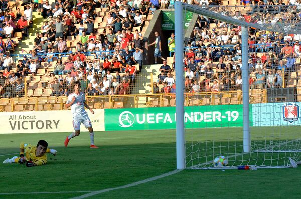 ЧЕ U19: сборная Армении по футболу проиграла в Ереване испанцам с разгромным счетом ЧЕ U19: сборная Армении по футболу проиграла в Ереване испанцам с разгромным счетом - Sputnik Армения