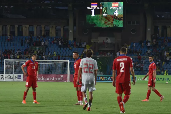ЧЕ U19: сборная Армении по футболу проиграла в Ереване испанцам с разгромным счетом ЧЕ U19: сборная Армении по футболу проиграла в Ереване испанцам с разгромным счетом - Sputnik Армения