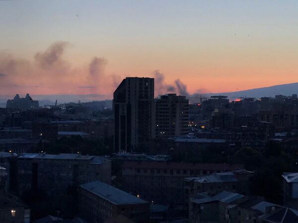 Крупный пожар у комплекса Цицернакаберд в Ереване, на место выехало шесть расчетов — видео - Sputnik Армения