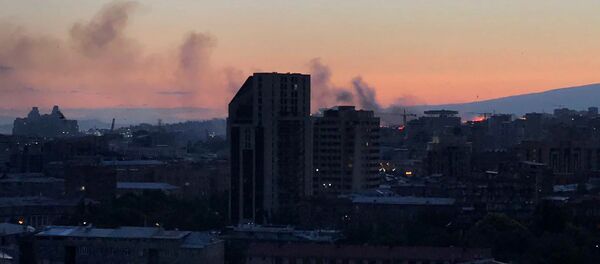 Дым от пожара у мемориального комплекса Цицернакаберд (14 июля 2019). Ереван - Sputnik Արմենիա