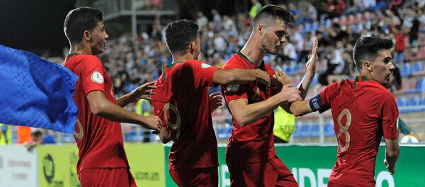 Футболисты молодежной сборной Португалии празднуют забитый гол во время матча ЧЕ U-19 против сборной Италии (14 июля 2019). Еревaн - Sputnik Արմենիա