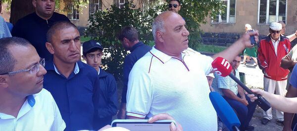 Вагаршак Григорян на акции протеста владельцев объектов, расположенных вокруг озера Севан (15 июля 2019). Севан - Sputnik Արմենիա