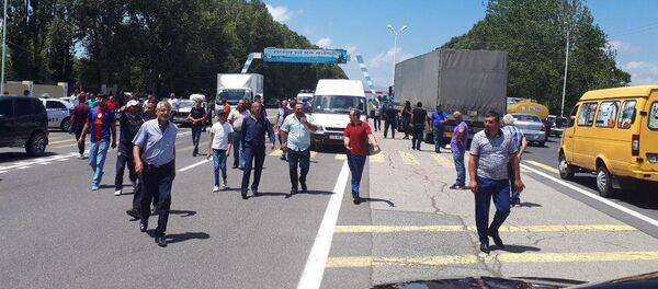 Владельцы объектов, расположенных вокруг озера Севан перекрыли трассу Ереван-Севан (15 июля 2019). Гегаркуник - Sputnik Արմենիա